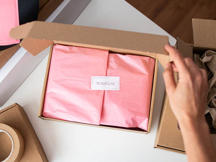 Poštovní krabice a růžový hedvábný papír
