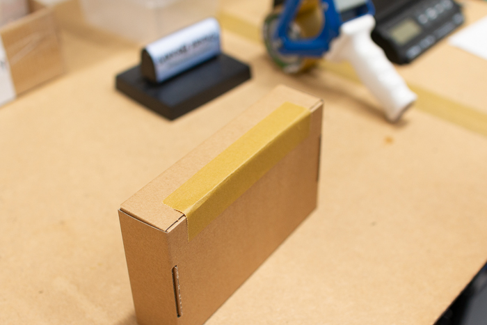Poštovní krabička přelepená papírovou páskou 