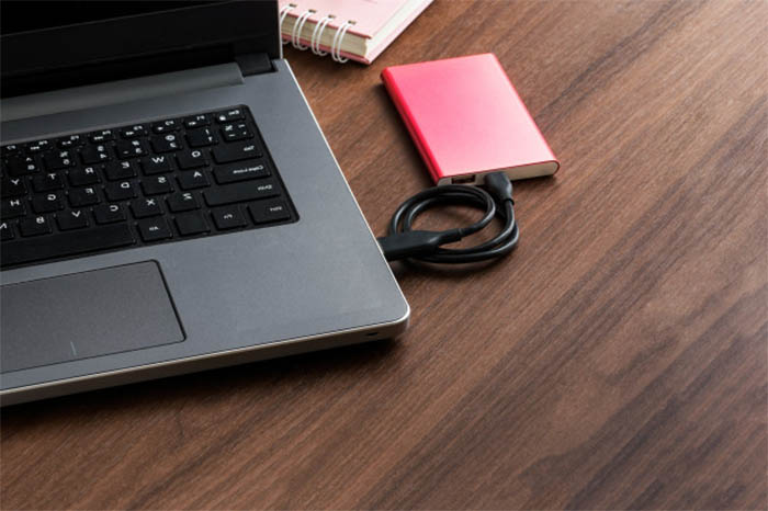 Externí hard disk vedle notebooku