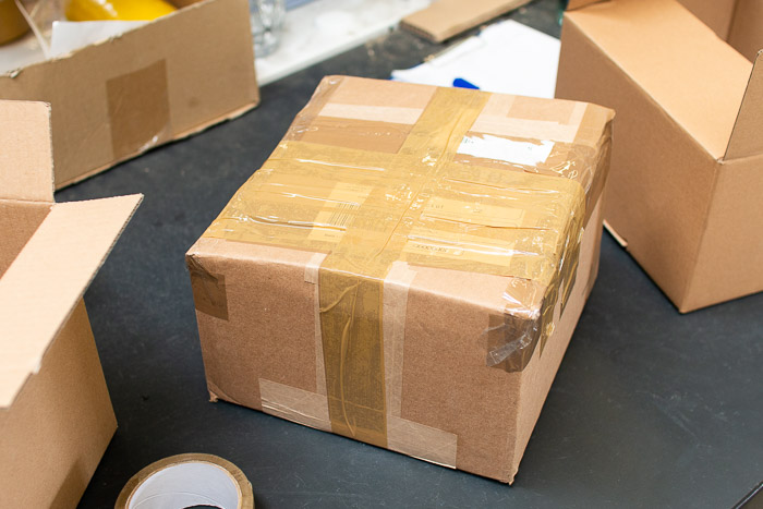 Krabice přelepená příliš velkým množstvím lepicí pásky