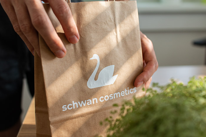 Papírová taška s bílým potiskem Schwan cosmetics